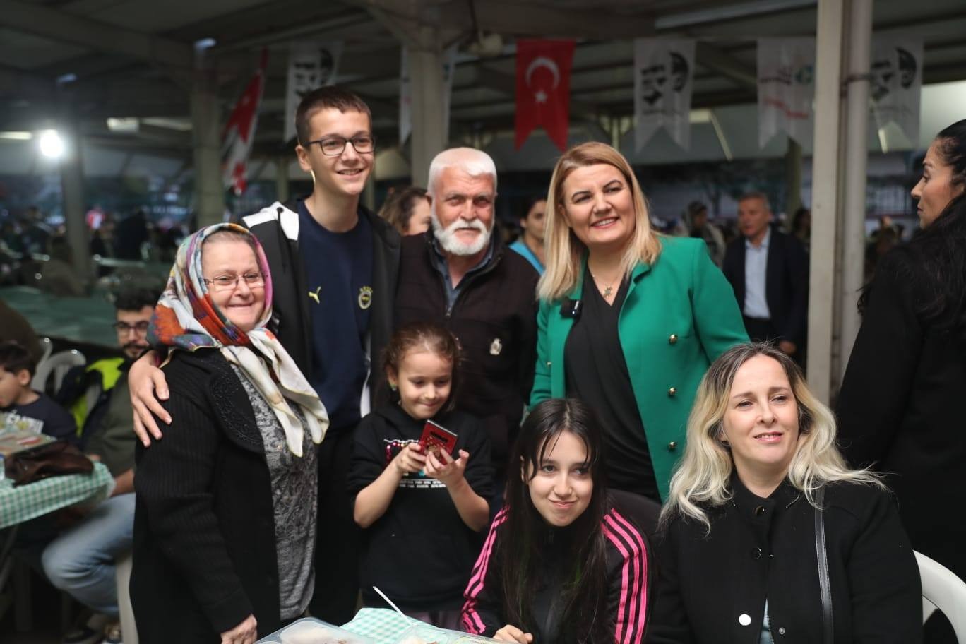 Başkan Hürriyet, Plajyolu’nda vatandaşlarla iftar sofrasında buluştu (9)