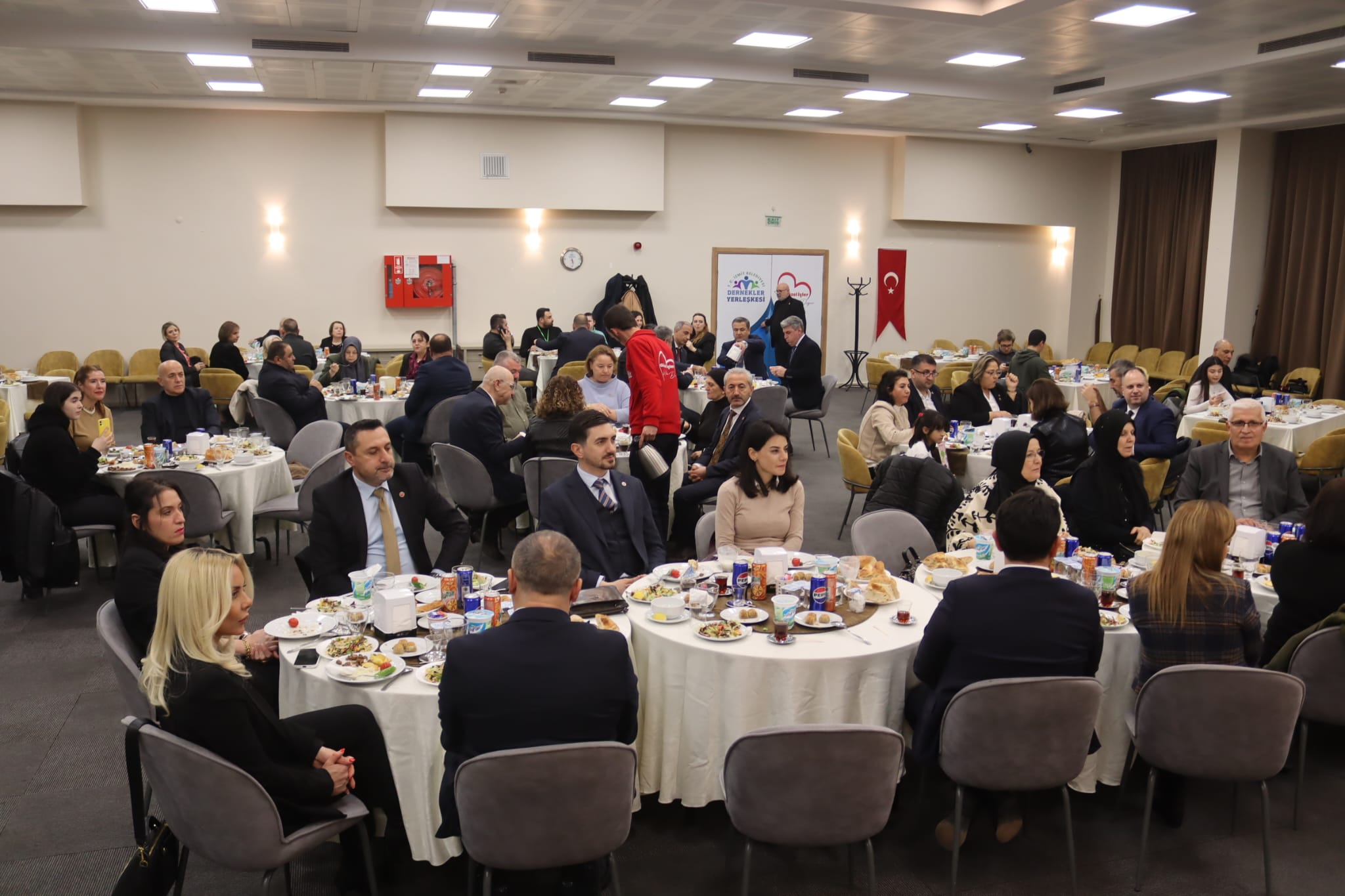 Baskan Hürriyet, meclis üyeleri ve ailelerini iftarda agirladi (5)