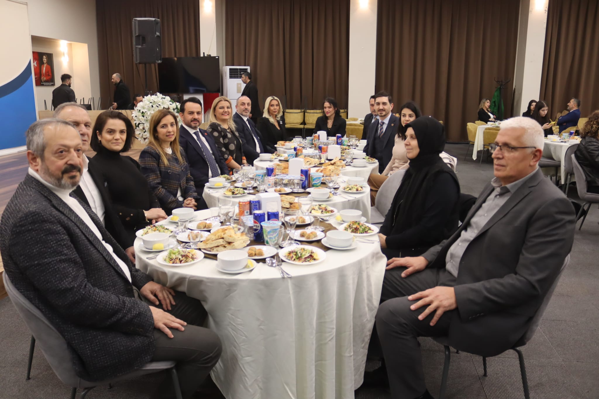 Baskan Hürriyet, meclis üyeleri ve ailelerini iftarda agirladi (7)