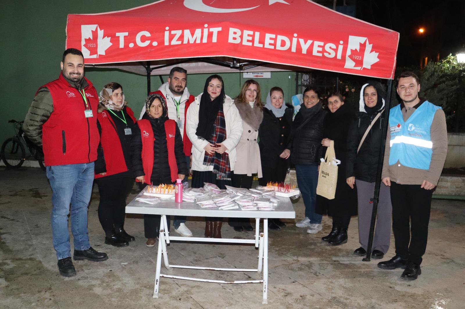 İzmit Belediyesi, Kadıköy Yeşil Cami’nde teravih çıkışı cemaat ile buluştu (1)