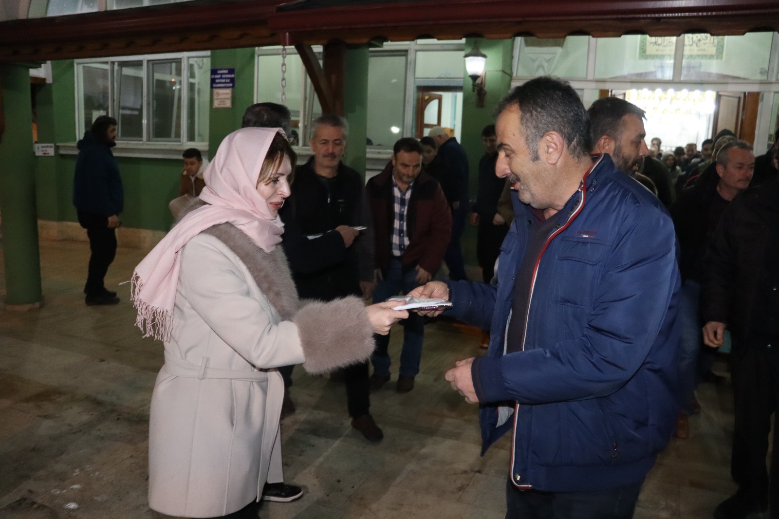İzmit Belediyesi, Kadıköy Yeşil Cami’nde teravih çıkışı cemaat ile buluştu (3)