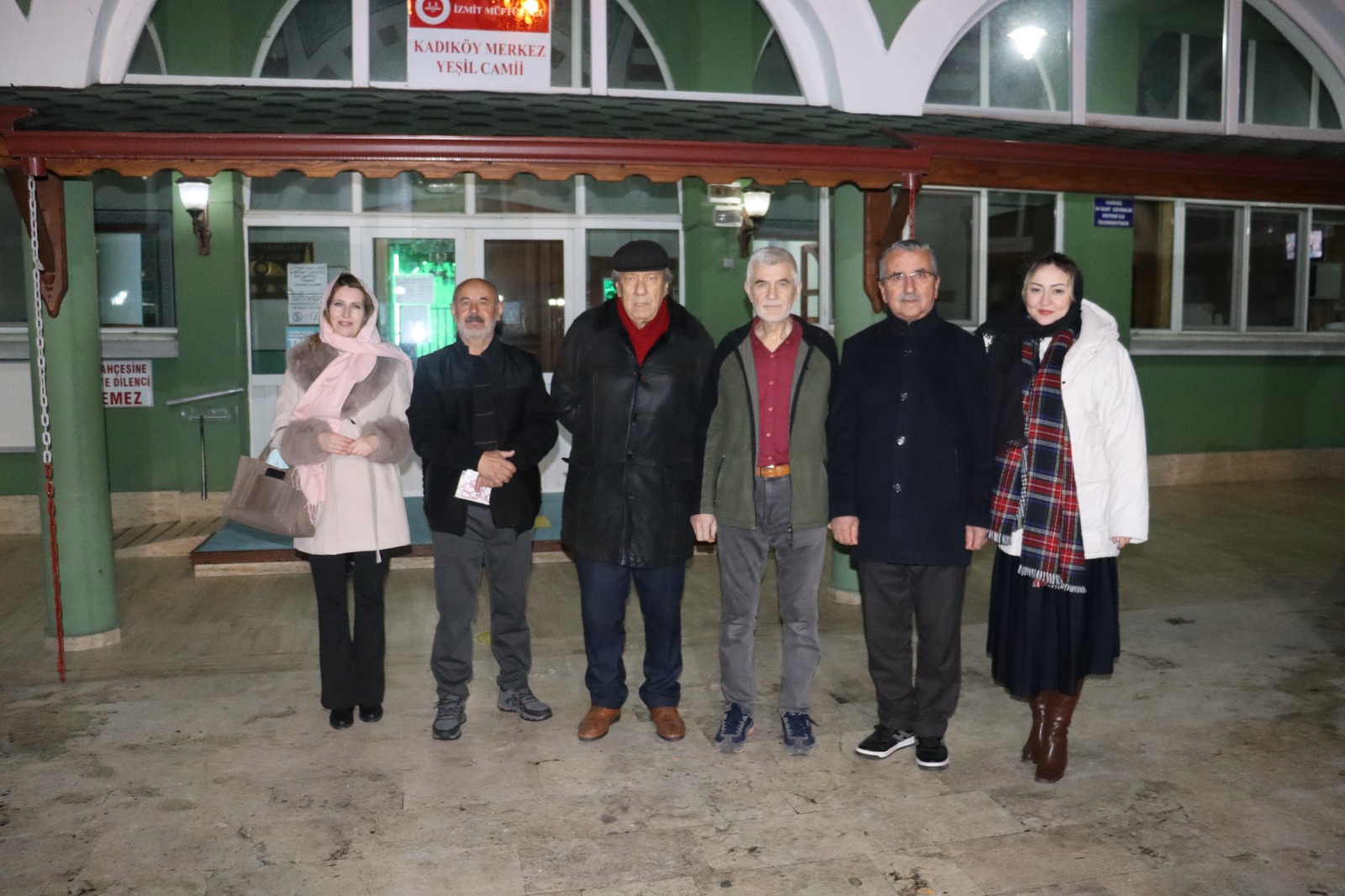 İzmit Belediyesi, Kadıköy Yeşil Cami’nde teravih çıkışı cemaat ile buluştu (6)