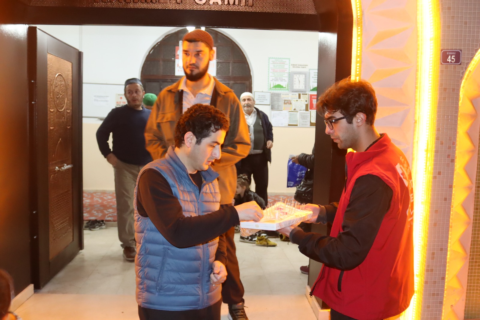 İzmit Belediyesi, Yenişehir Rahmet Camii’nde cemaat ile buluştu (1)