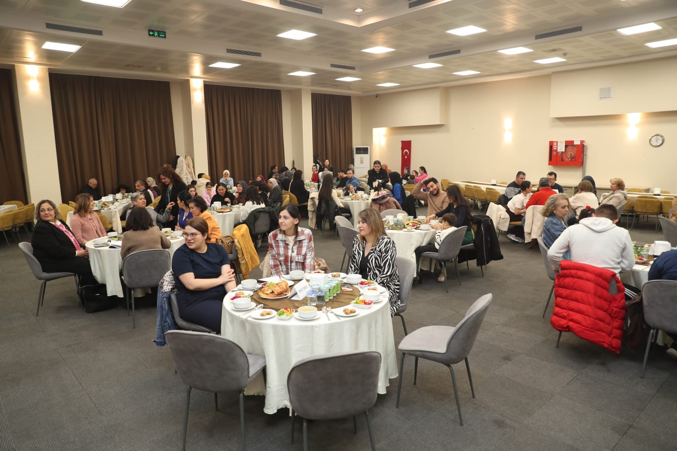 Izmit Belediyesi özel bireyler ve aileleriyle iftarda bulustu (4)