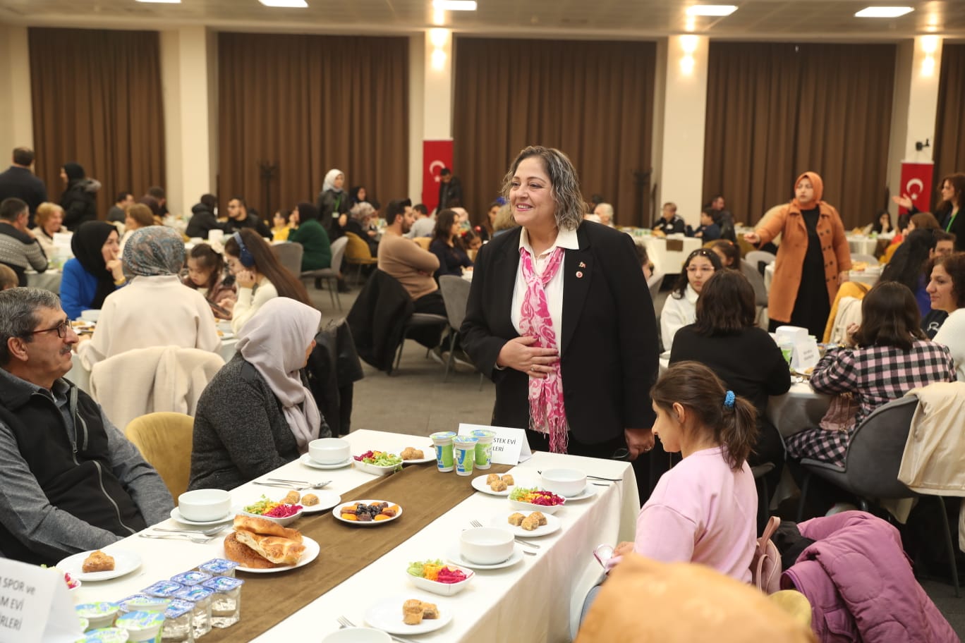 Izmit Belediyesi özel bireyler ve aileleriyle iftarda bulustu (6)