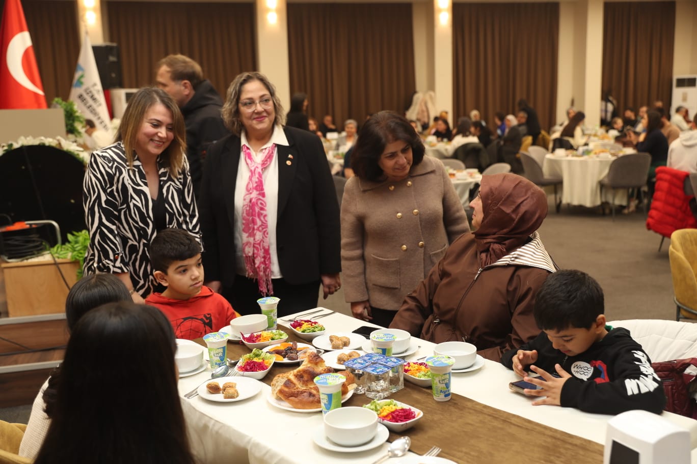 Izmit Belediyesi özel bireyler ve aileleriyle iftarda bulustu (9)