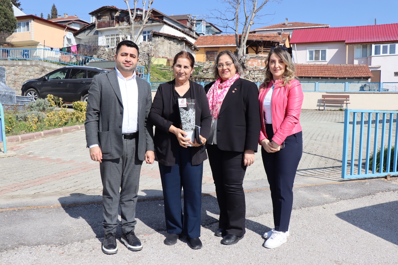 İzmit Belediyesinden kadın muhtarlara 8 Mart ziyareti (1)