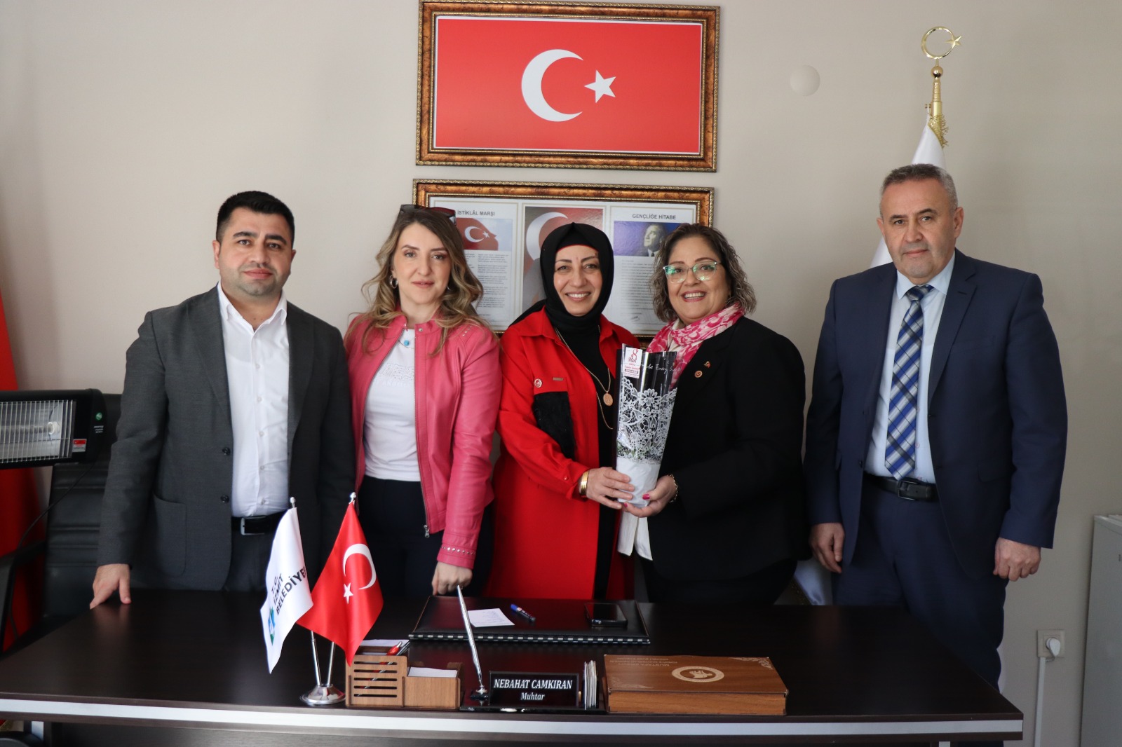 İzmit Belediyesinden kadın muhtarlara 8 Mart ziyareti (12)