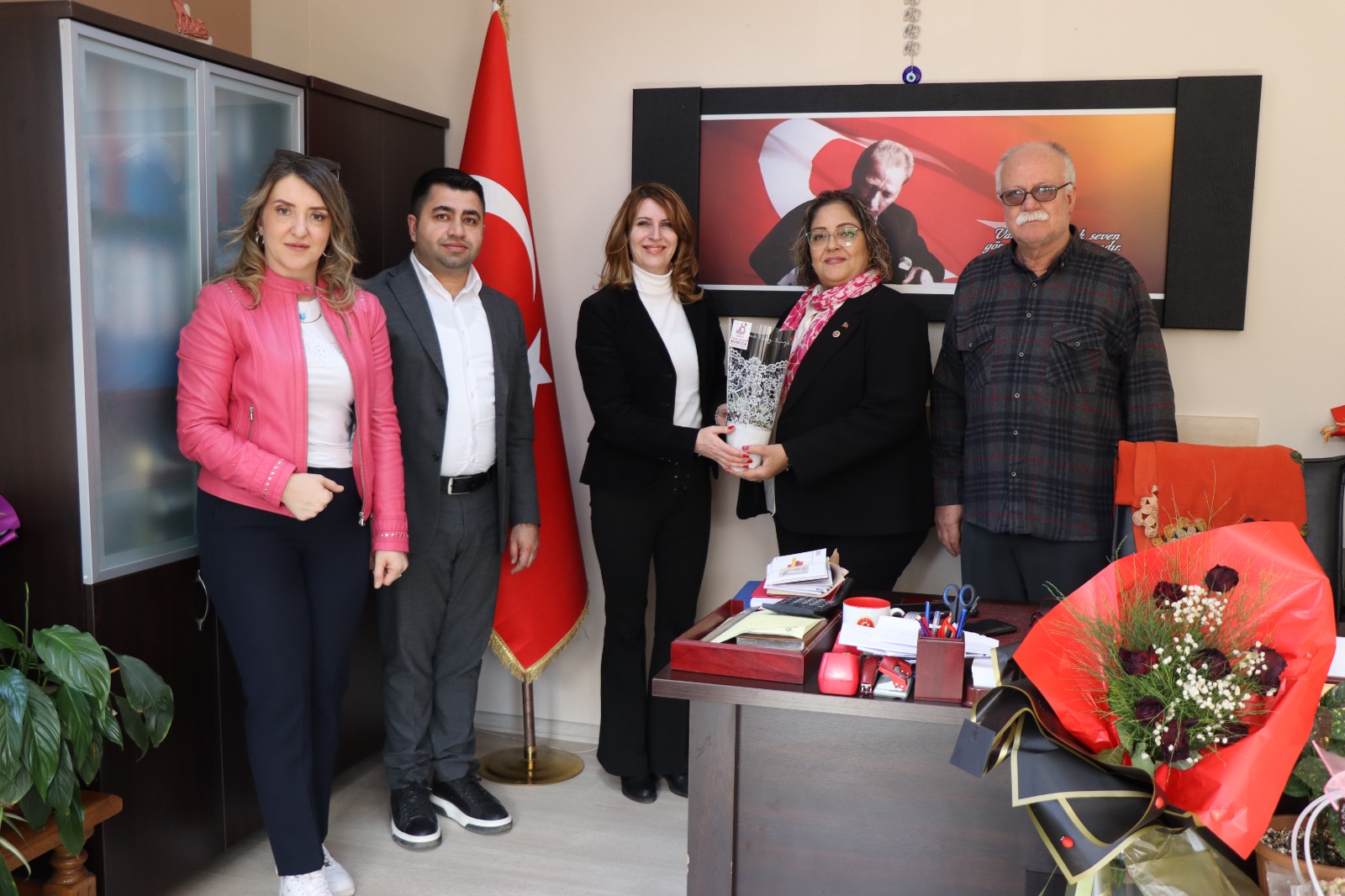 İzmit Belediyesinden kadın muhtarlara 8 Mart ziyareti (7)