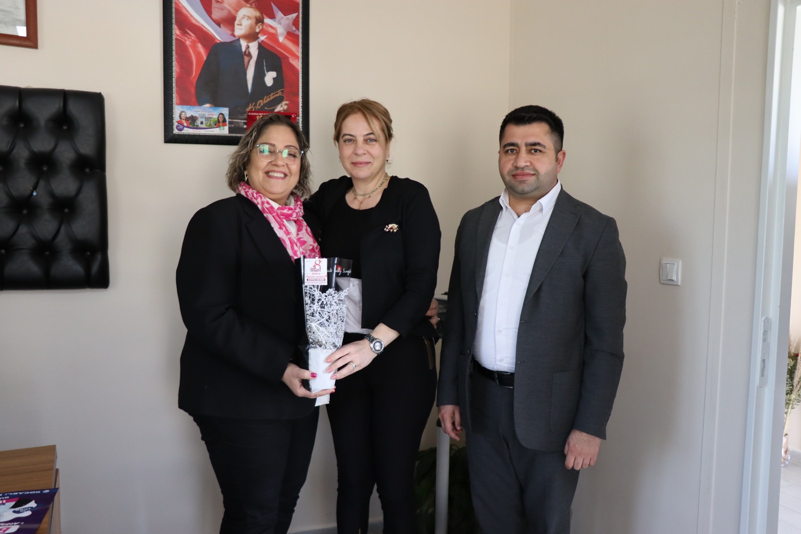 İzmit Belediyesinden kadın muhtarlara 8 Mart ziyareti (8)