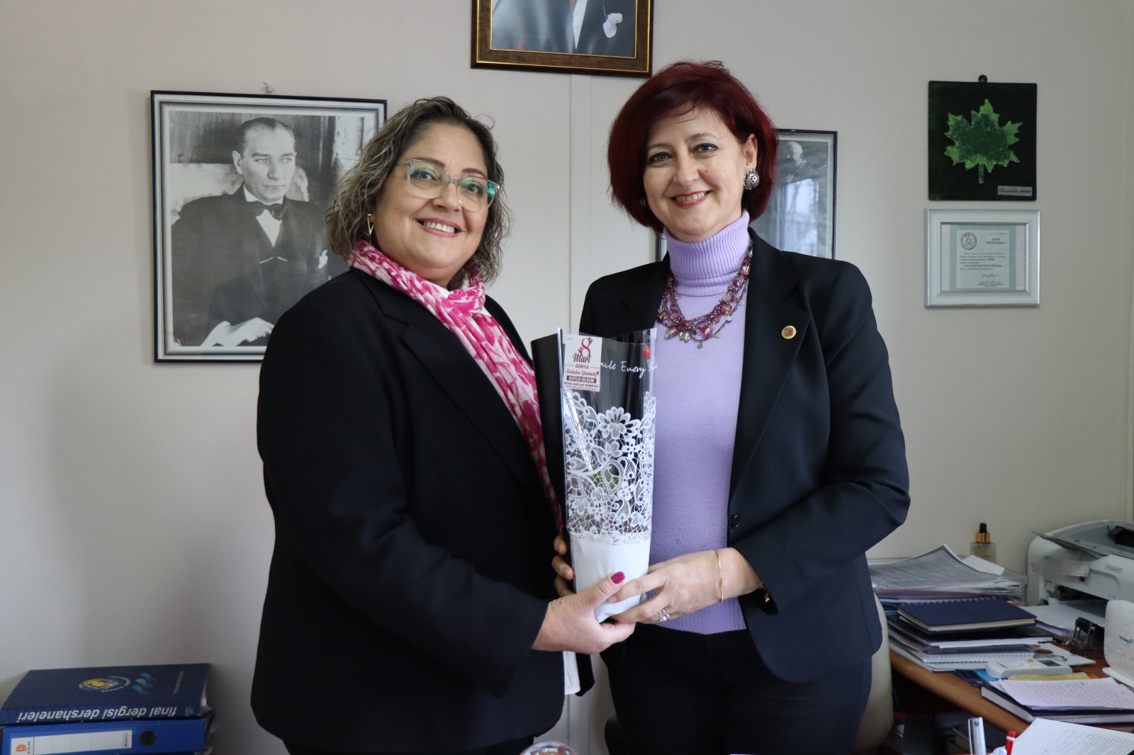 İzmit Belediyesinden kadın muhtarlara 8 Mart ziyareti (9)