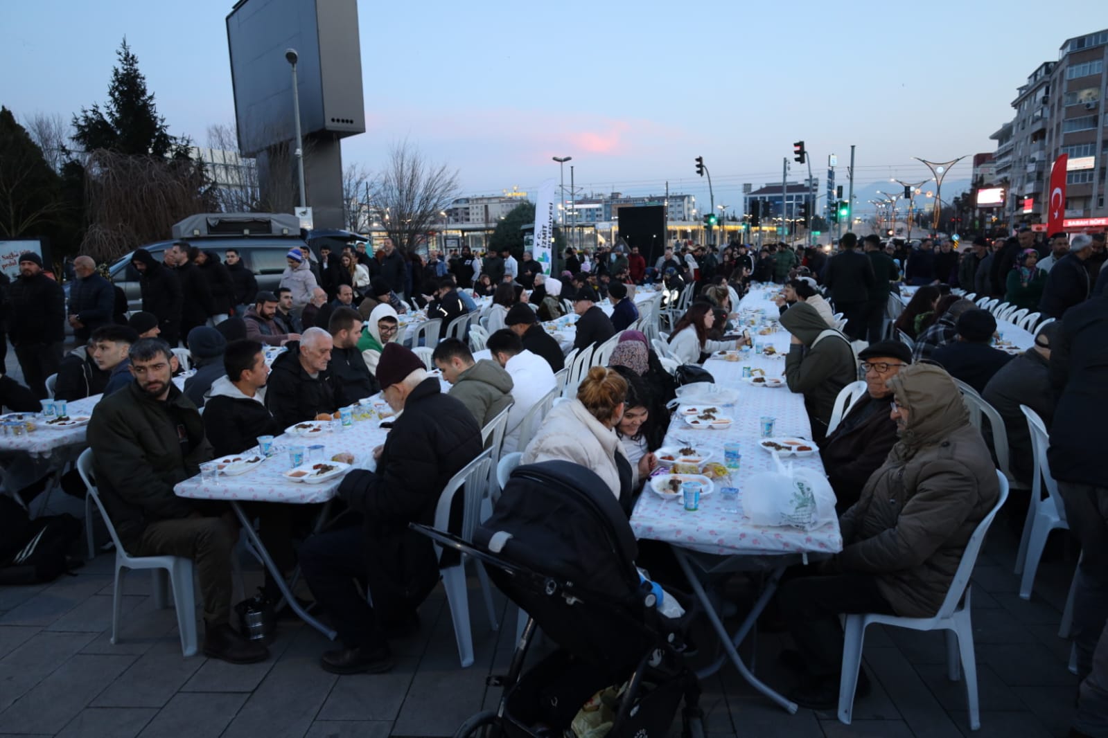Izmit Belediyesinin Mobil Asevi, bu sene de iftarda vatandaslari bulusturdu (1)