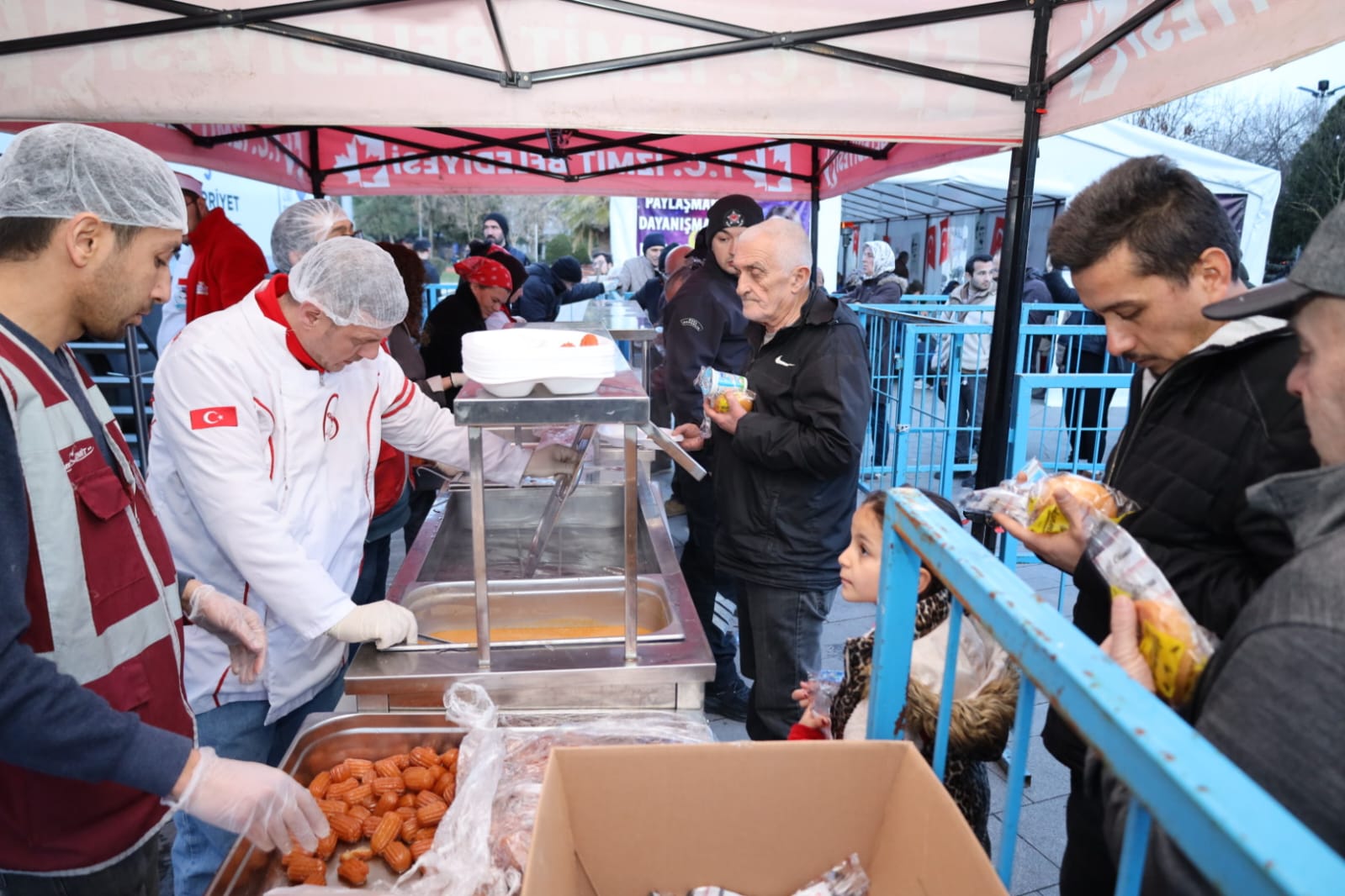 Izmit Belediyesinin Mobil Asevi, bu sene de iftarda vatandaslari bulusturdu (2)