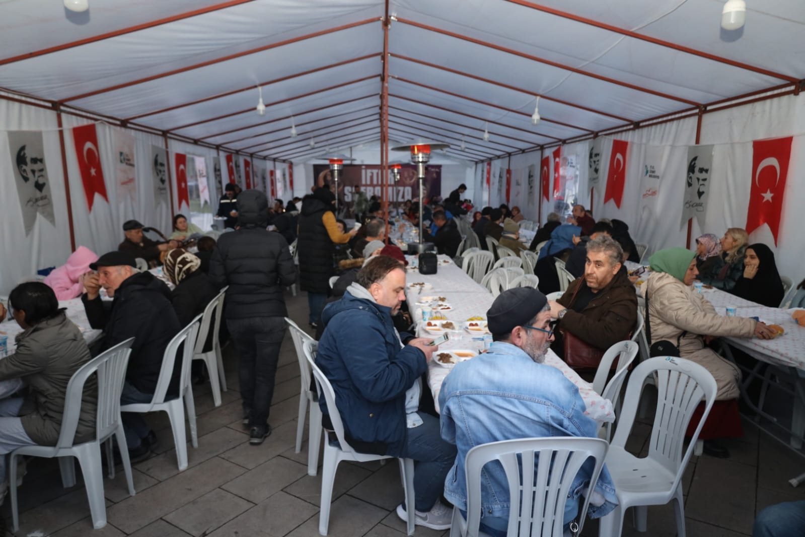 Izmit Belediyesinin Mobil Asevi, bu sene de iftarda vatandaslari bulusturdu (3)