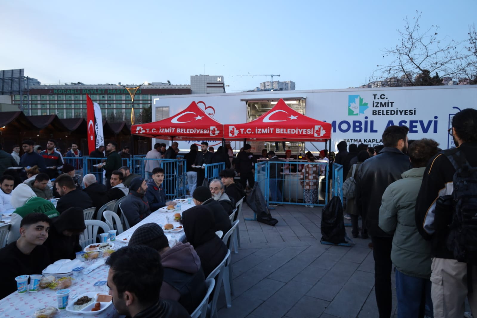 Izmit Belediyesinin Mobil Asevi, bu sene de iftarda vatandaslari bulusturdu (5)