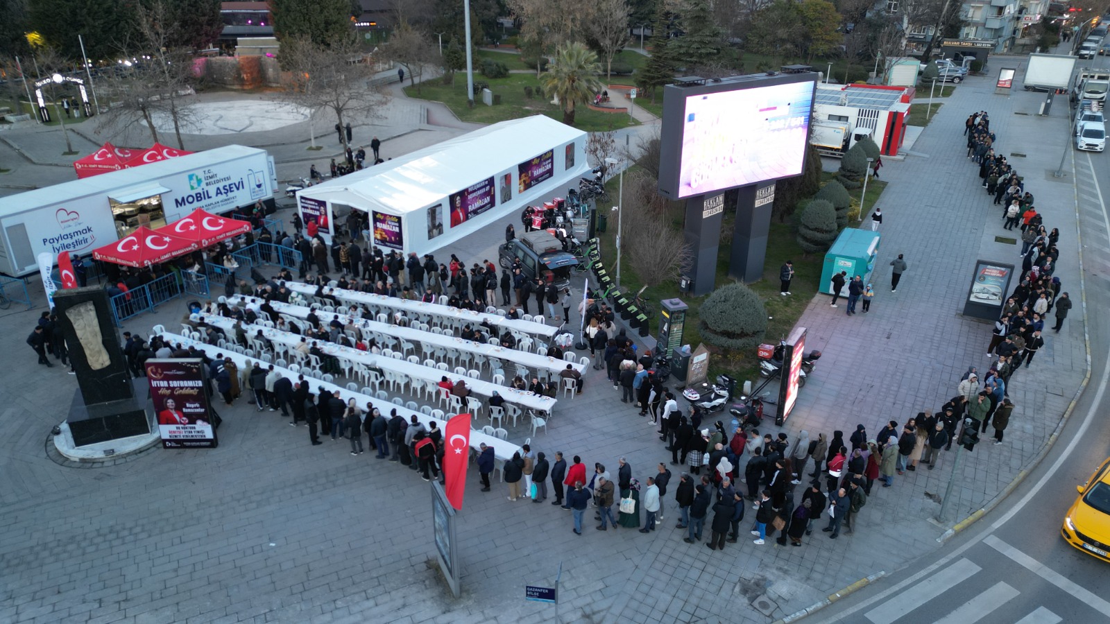 Izmit Belediyesinin Mobil Asevi, bu sene de iftarda vatandaslari bulusturdu (6)