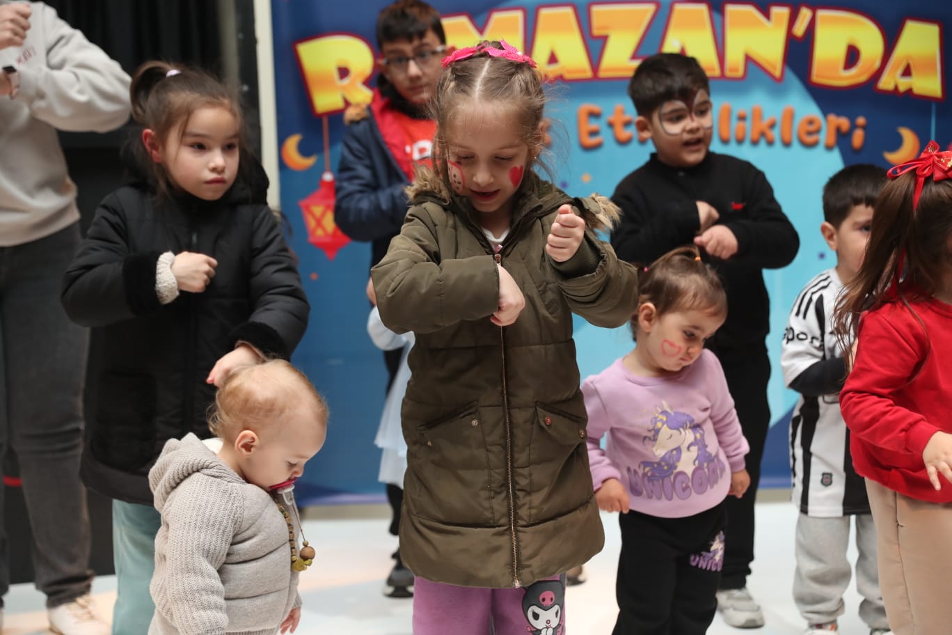 Izmit Belediyesinin Ramazan etkinliklerinde çocuklar doyasiya eglendi (6)