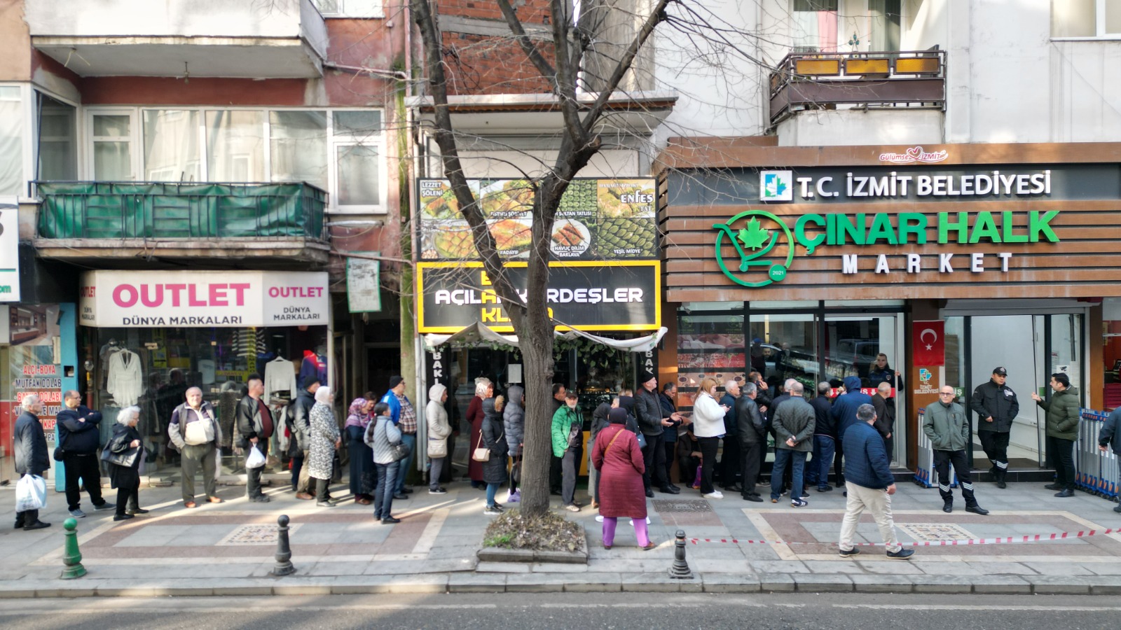 İzmit Halk Et’e büyük ilgi İlk gün stoklar tükendi (4)