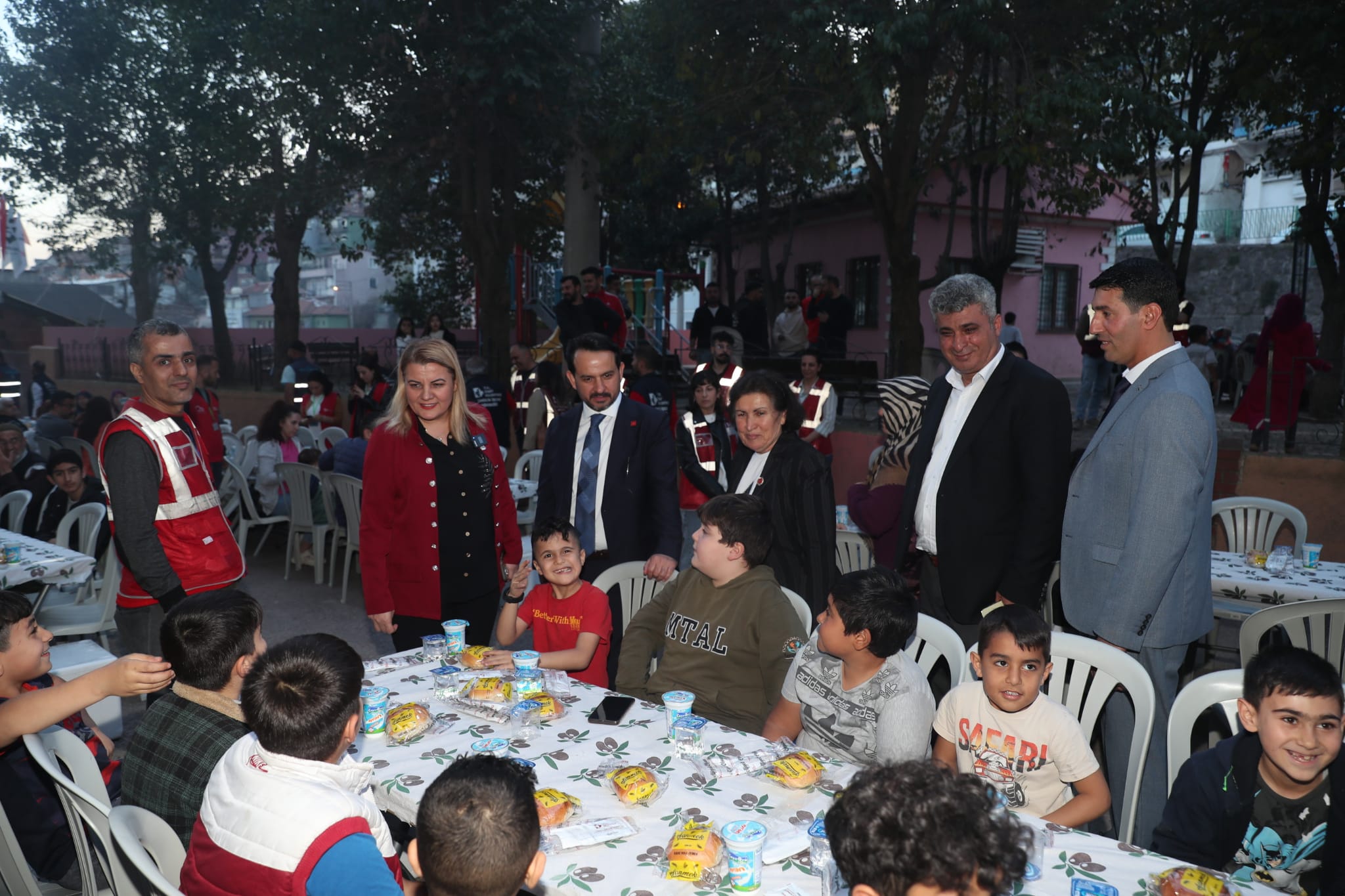 Topçular Halk İftarına çok sayıda vatandaş katıldı (2)