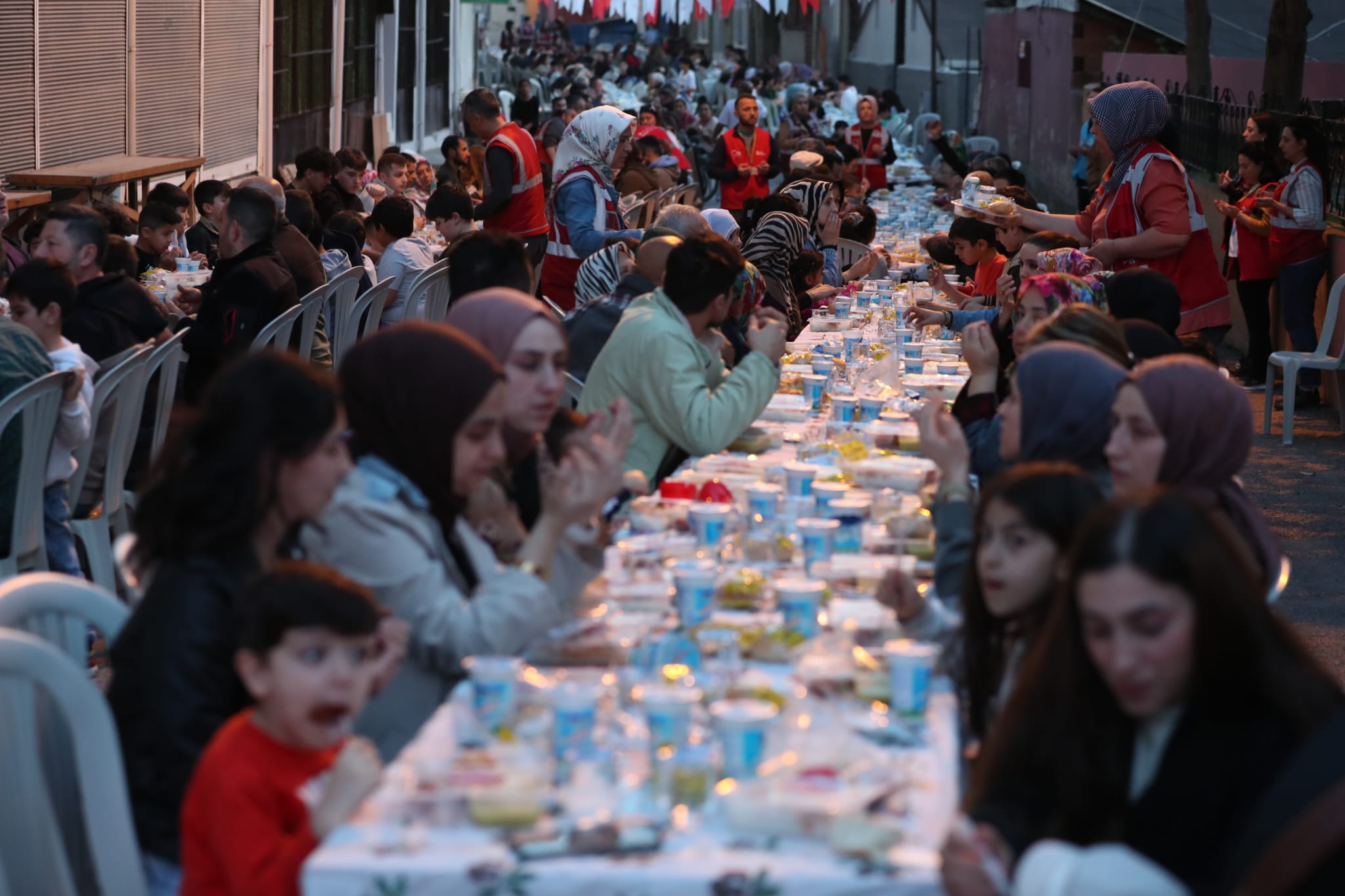 Topçular Halk İftarına çok sayıda vatandaş katıldı (3)