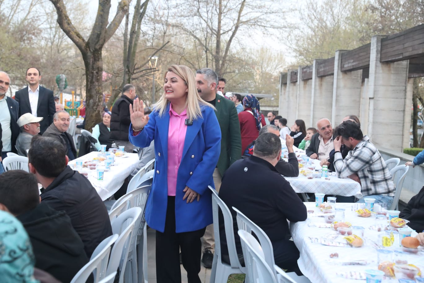 Baskan Hürriyet Gebzeli vatandaslarla halk iftarinda bulustu (1)