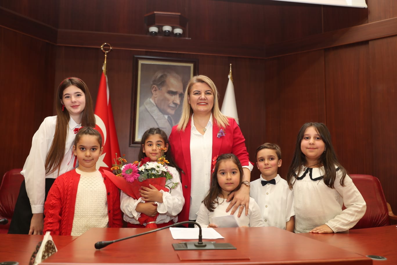 Baskan Hürriyet meclis divan üyeleriyle bir arada