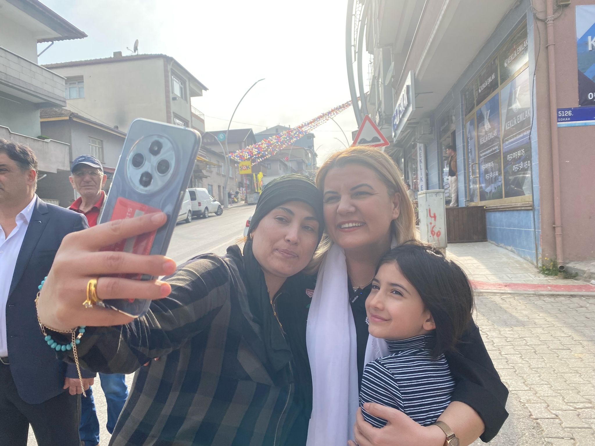Fatma Baskan, Akmese esnafina hayirli isler diledi (2)