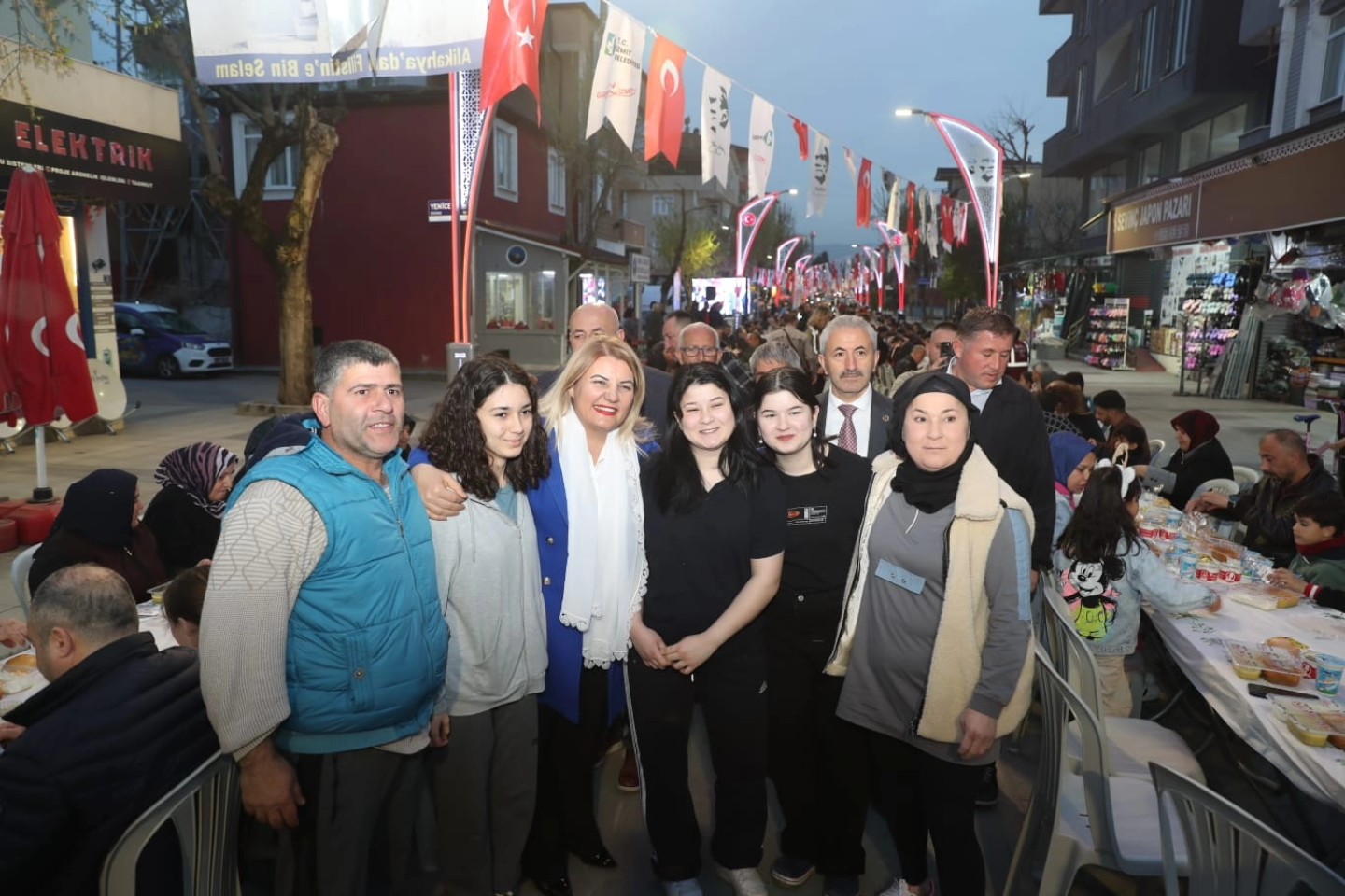 Fatma Baskan, halk iftarinda Alikahyalilar ile bulustu (1)