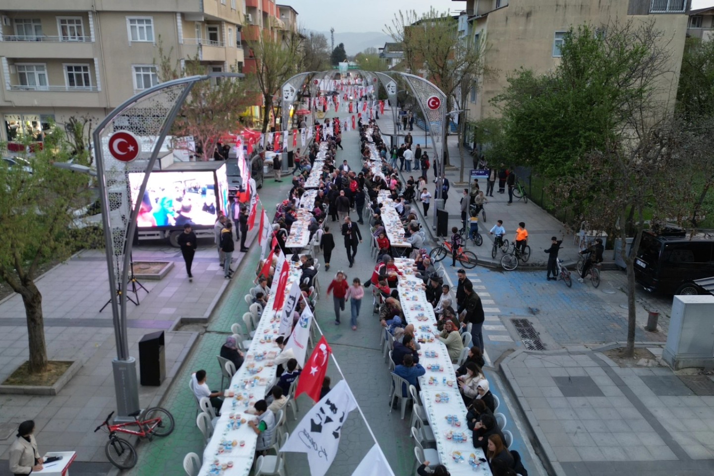 Fatma Baskan, halk iftarinda Alikahyalilar ile bulustu (2)