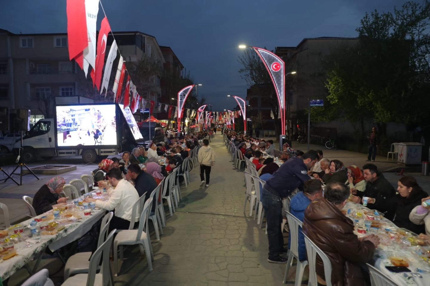 Fatma Baskan, halk iftarinda Alikahyalilar ile bulustu (6)