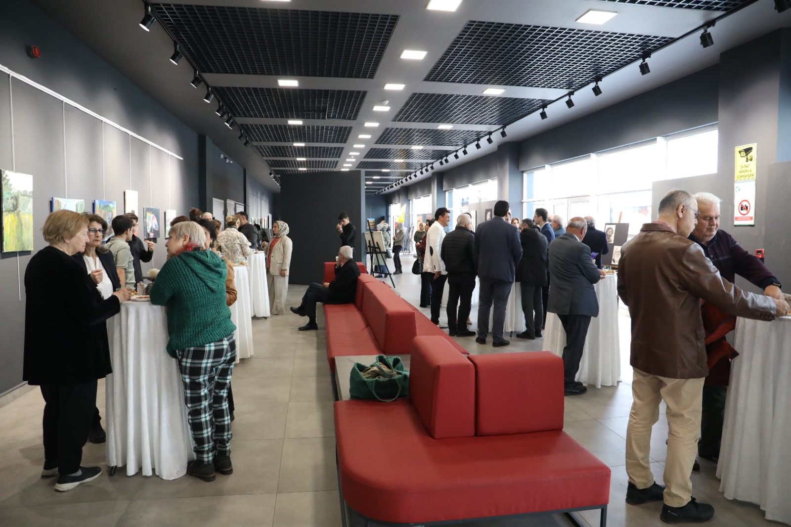Genç Yusuf Emir Sudan ilk kişisel resim sergisini Nikomedya Sanat Galerisinde açtı (17)