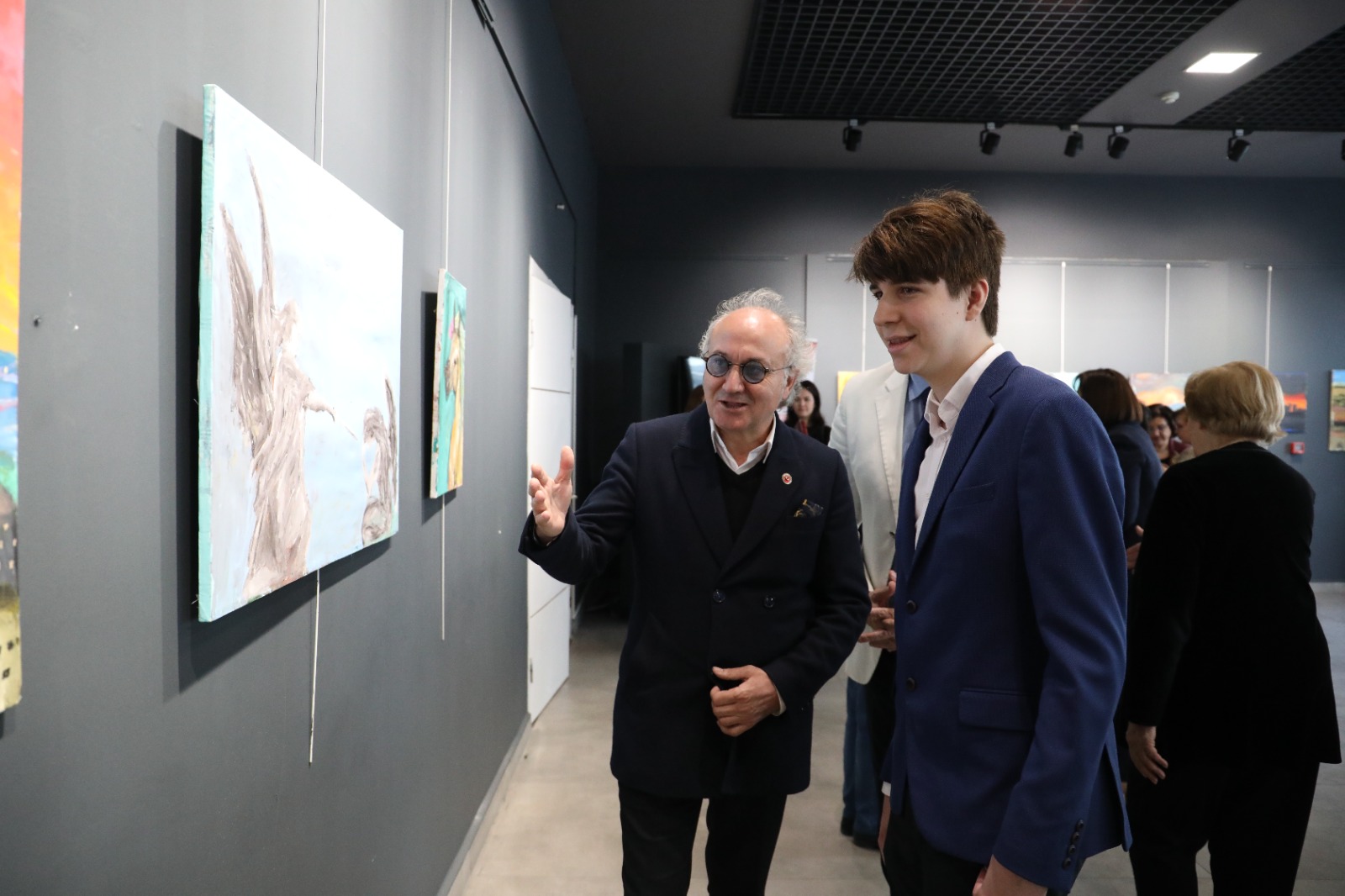 Genç Yusuf Emir Sudan ilk kişisel resim sergisini Nikomedya Sanat Galerisinde açtı (3)