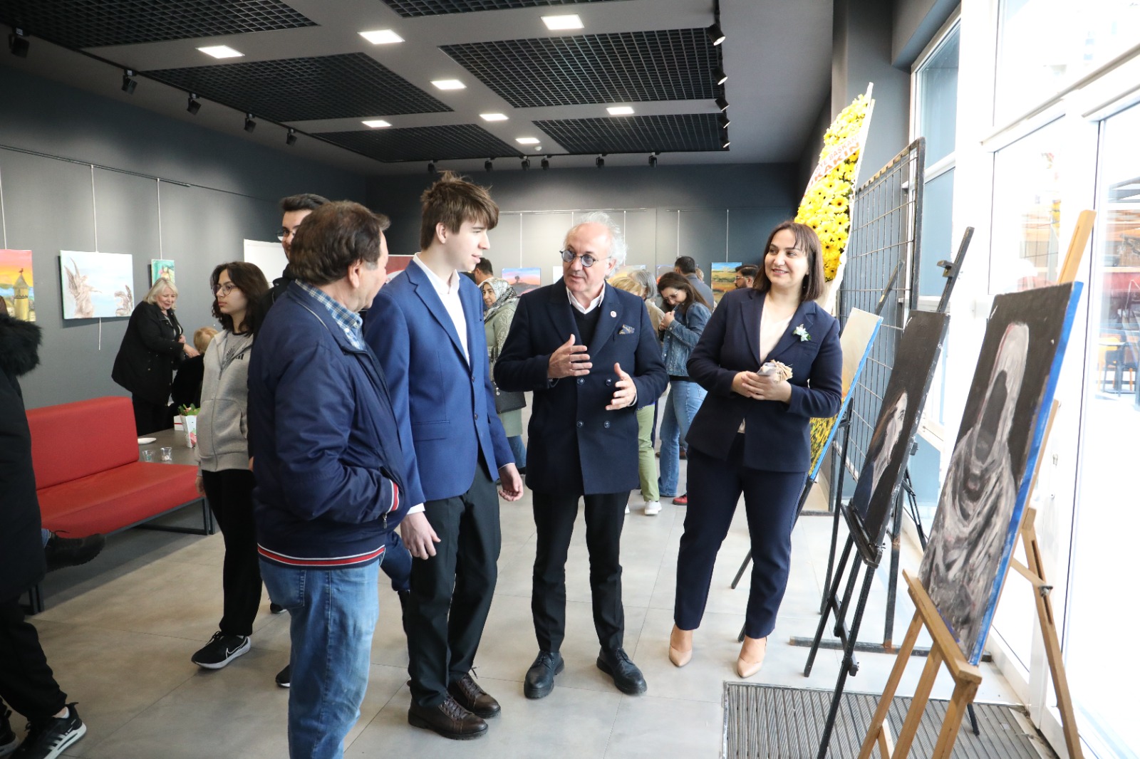 Genç Yusuf Emir Sudan ilk kişisel resim sergisini Nikomedya Sanat Galerisinde açtı (4)