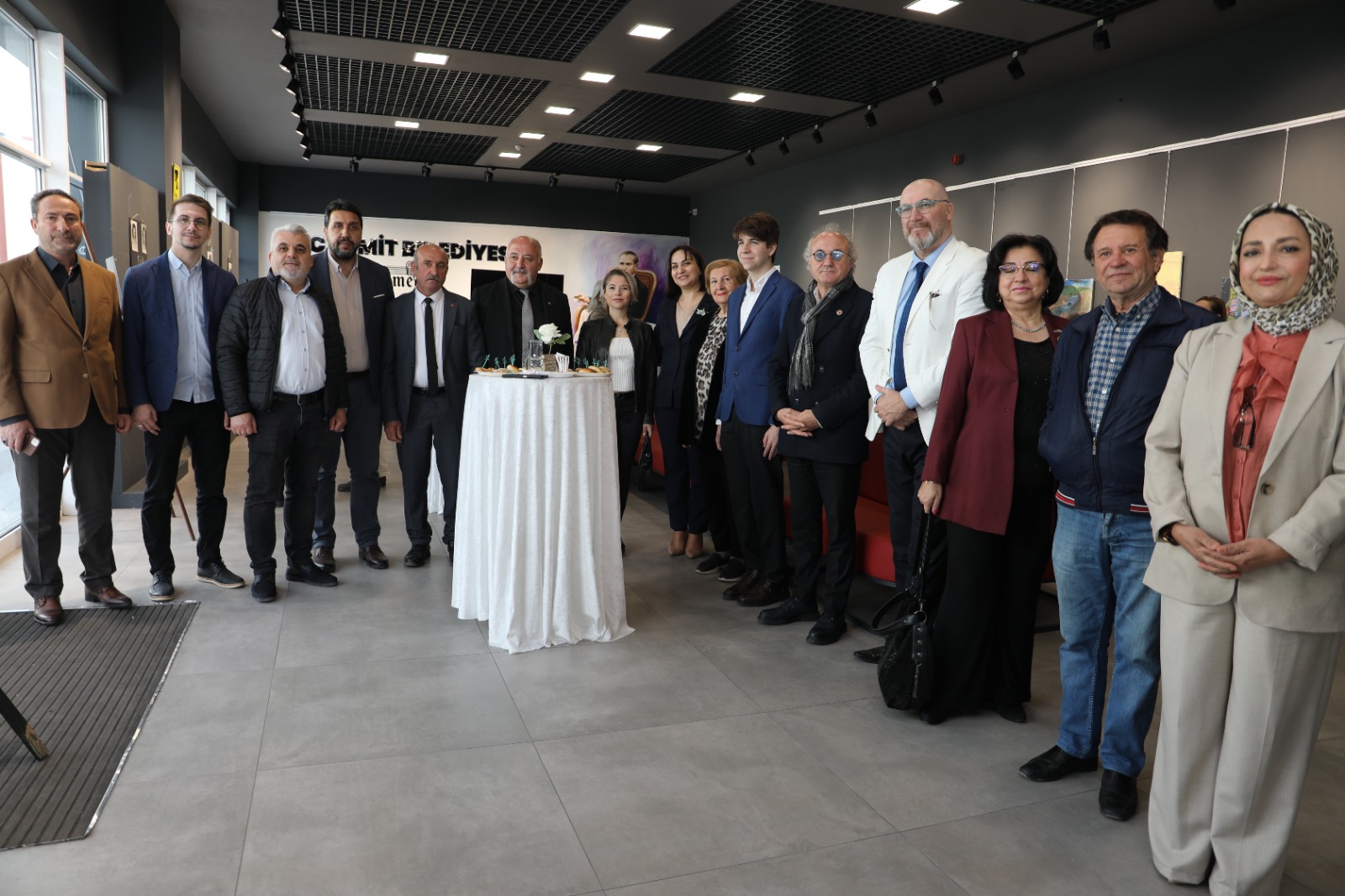 Genç Yusuf Emir Sudan ilk kişisel resim sergisini Nikomedya Sanat Galerisinde açtı (7)