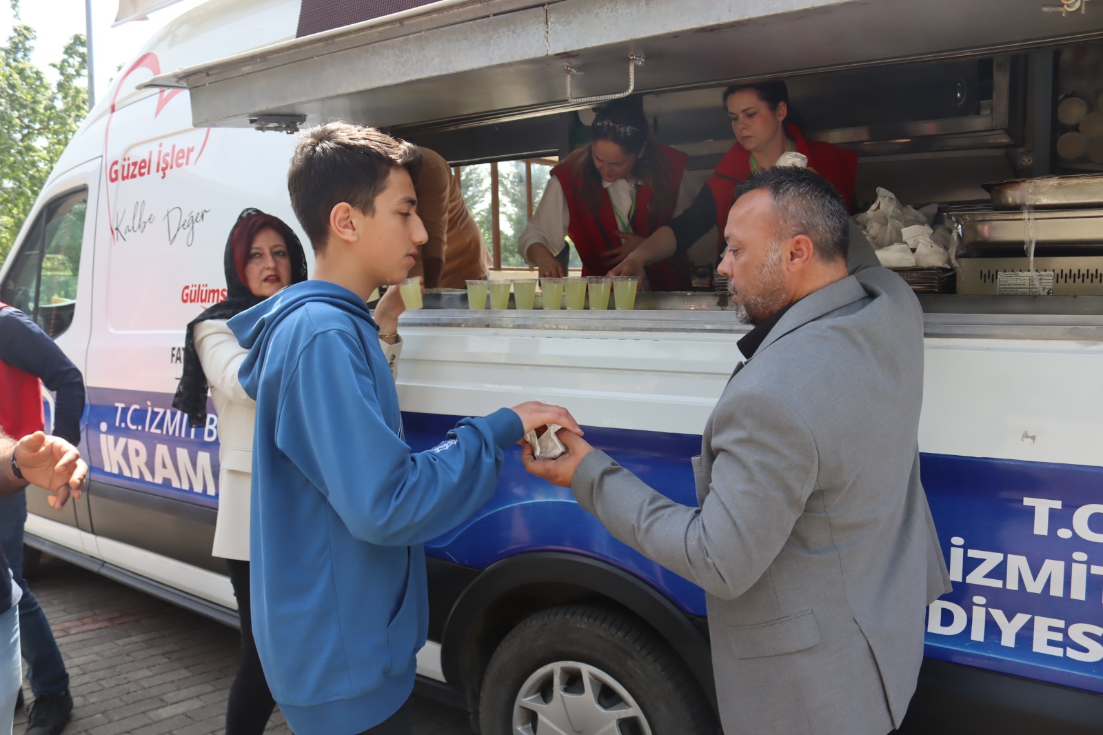İzmit Belediyesi Cuma buluşmalarında gönül köprüleri kurmaya devam ediyor (2)