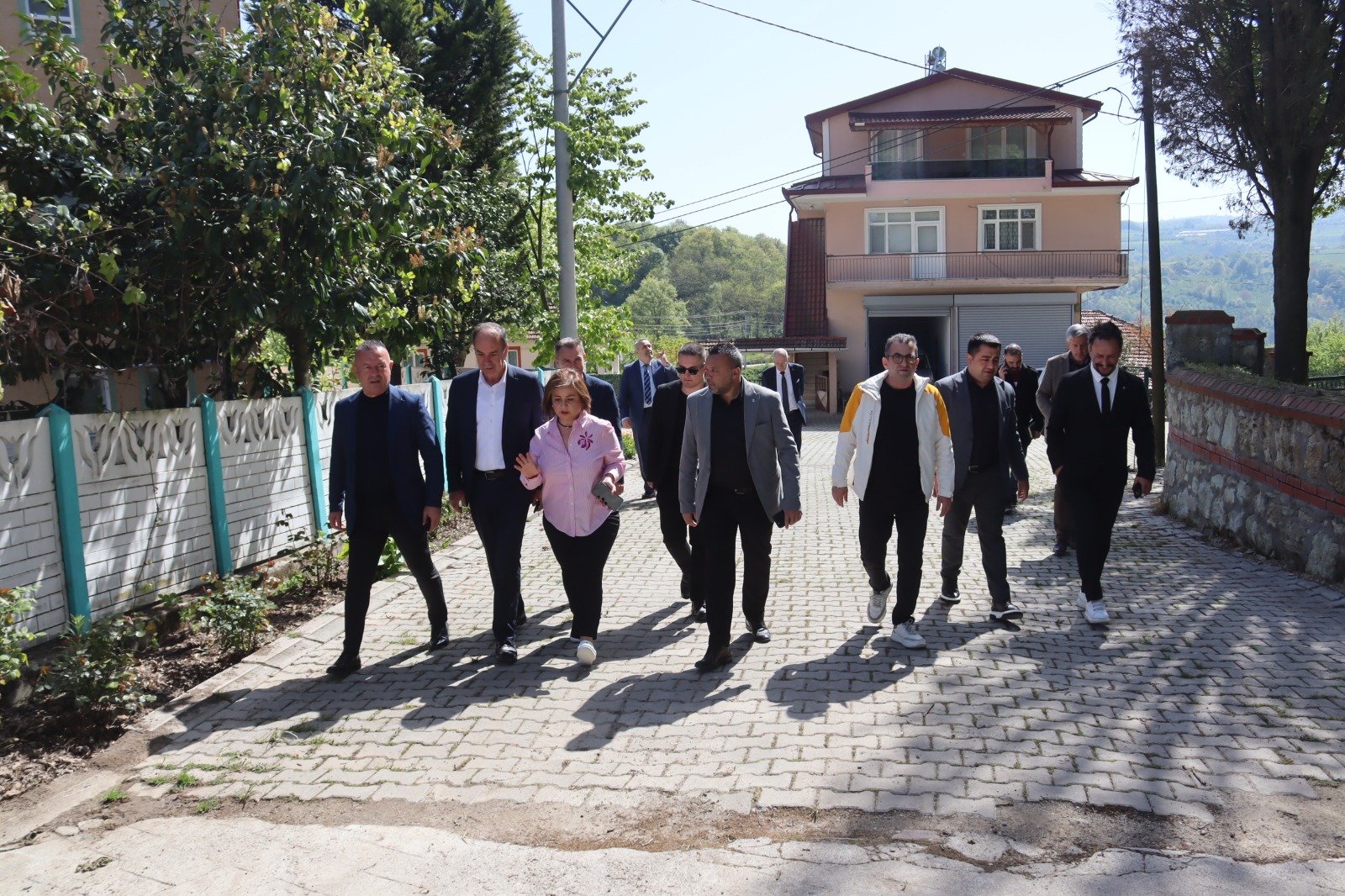 İzmit Belediyesi, Karaabdülbaki Mahallesindeki talepleri yerinde inceledi (1)