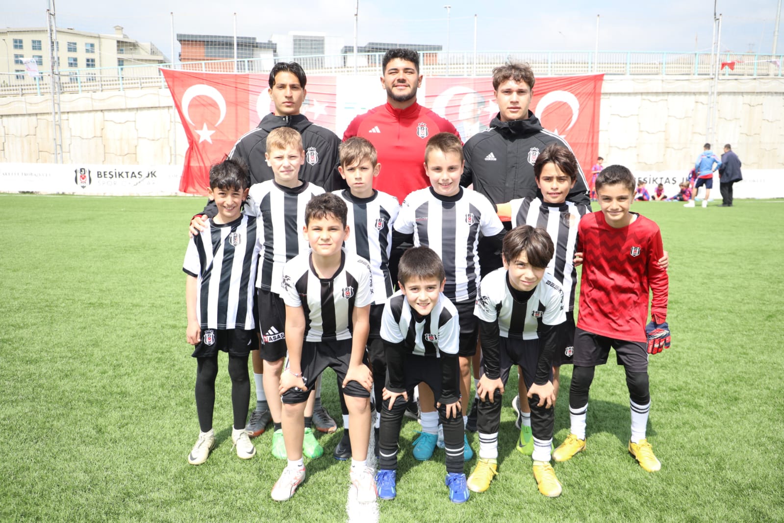 Izmit Belediyesi minik futbolculara bayrami yasatti (2)