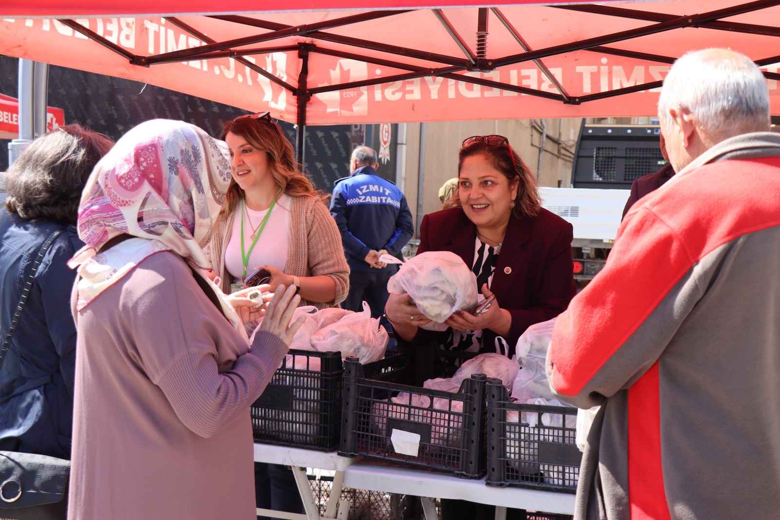 İzmit Belediyesi üretimi mantarlar halkla buluşmaya devam ediyor (4)