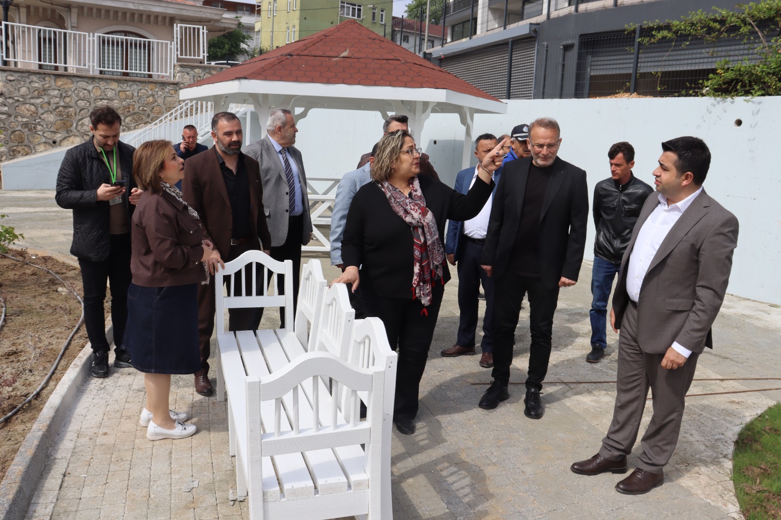 Izmit Belediyesi yetkilileri Turgut Mahallesindeki çalismalari yerinde inceledi (2)