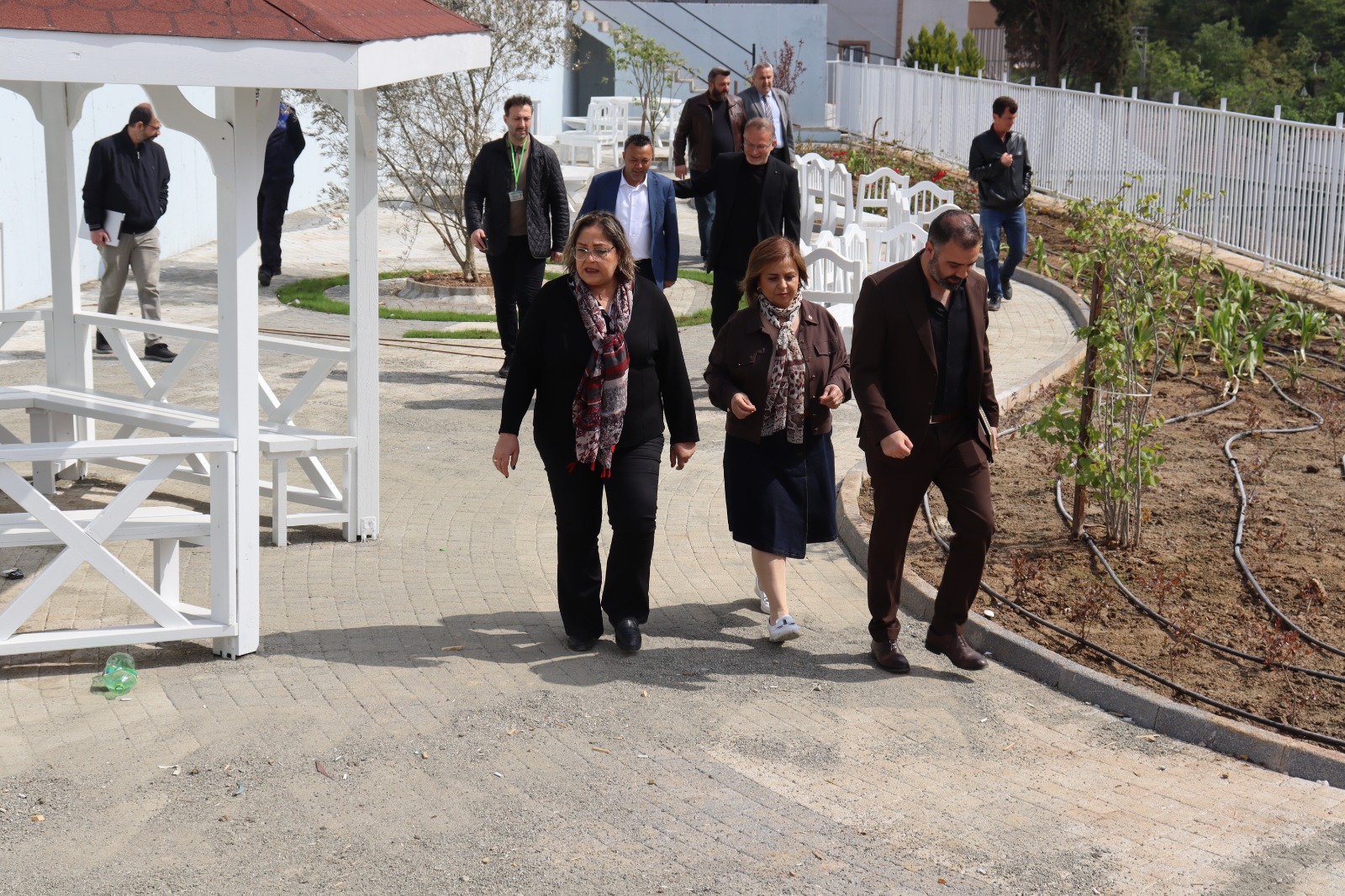 Izmit Belediyesi yetkilileri Turgut Mahallesindeki çalismalari yerinde inceledi (4)