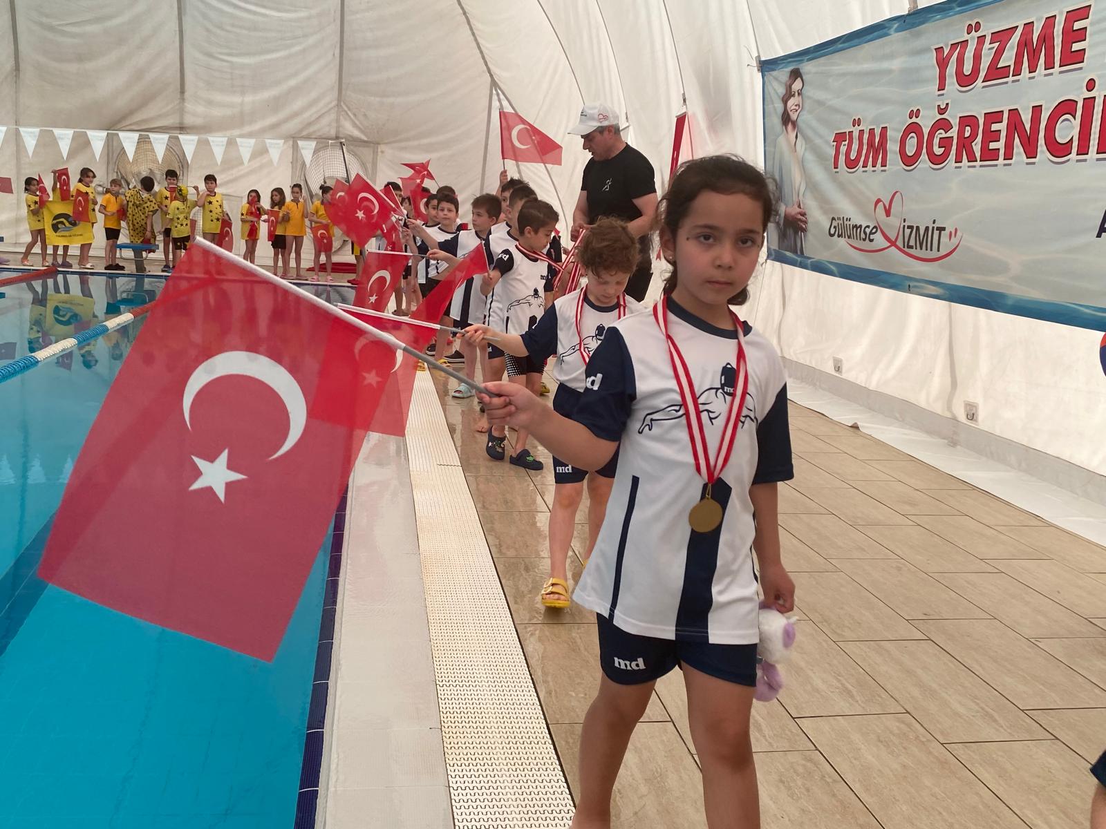 İzmit Belediyesinden 23 Nisan’a özel yüzme yarışı (12)
