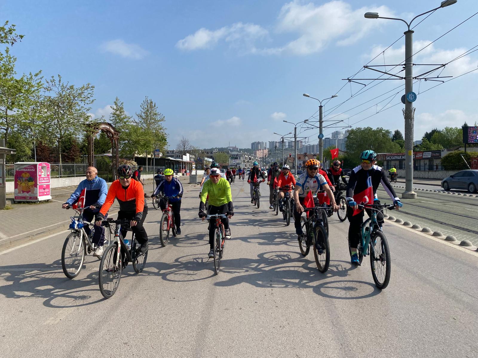 İzmit’te 23 Nisan coşkusu bisiklet turu ile başladı (6)