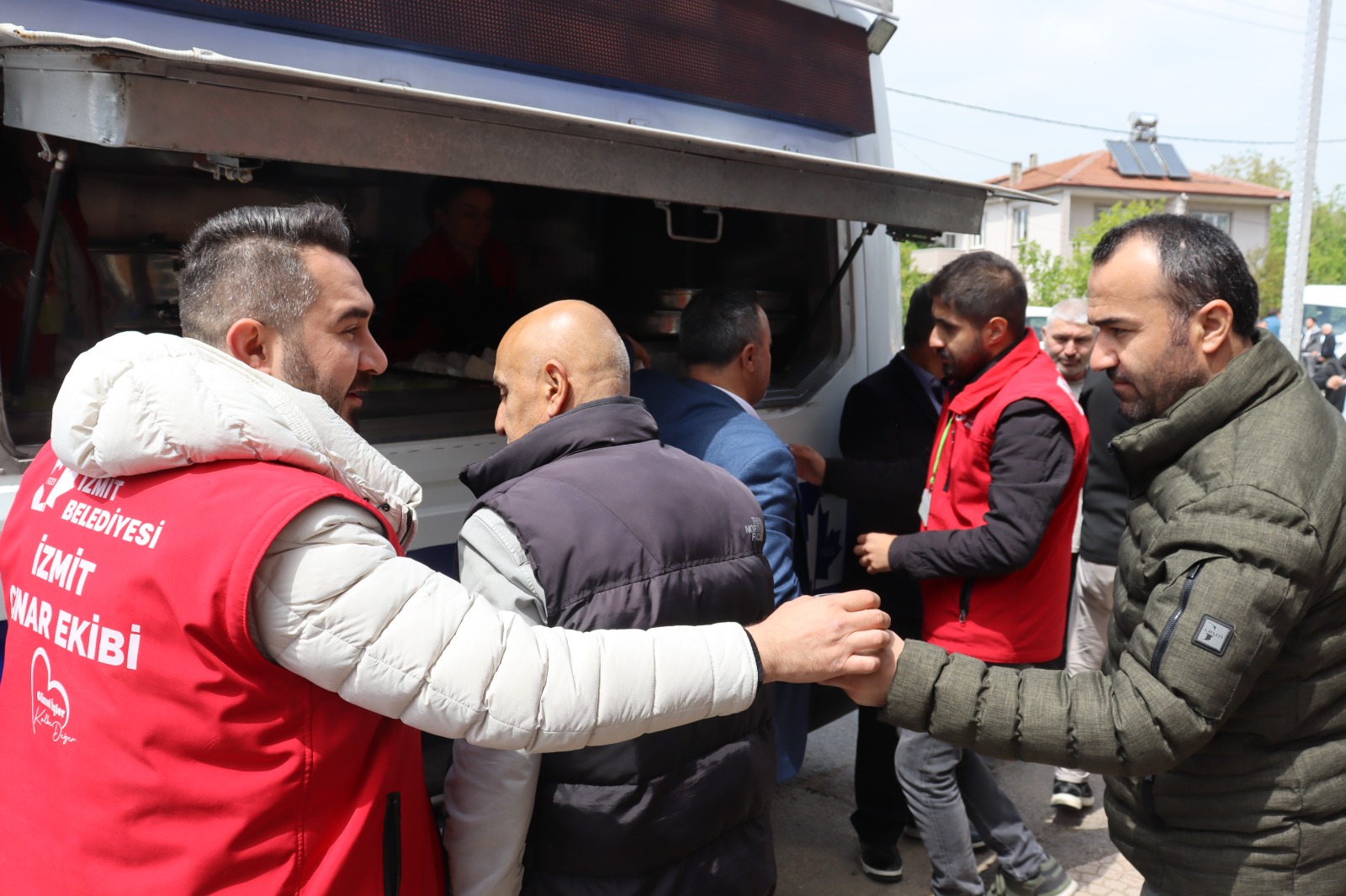 Karaabdülbaki Mahalle Camii'nde cuma çikisi ikram (3)