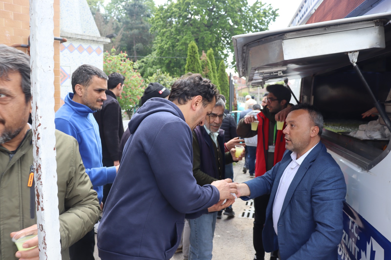 Karaabdülbaki Mahalle Camii'nde cuma çikisi ikram (4)