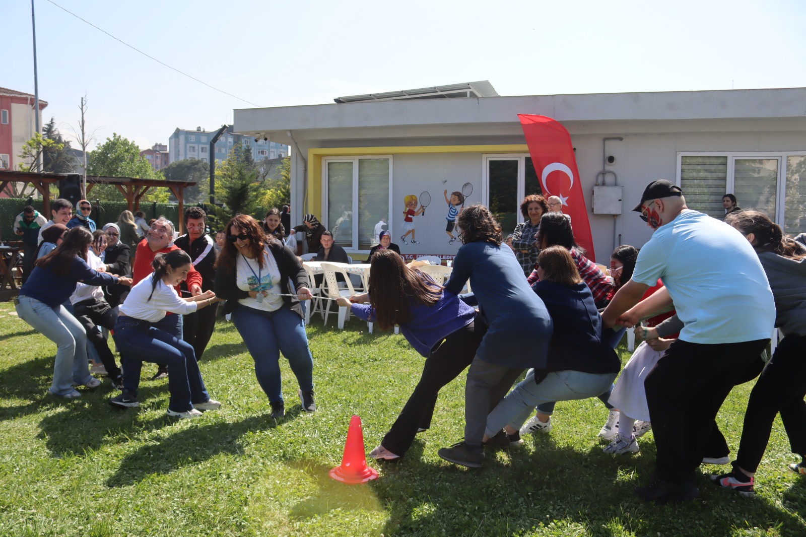 Otizm Spor Ve Yasam Evi'nde çocuklar ve aileler gönüllerince eglendi (1)