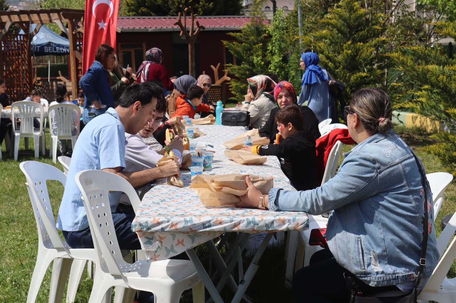Otizm Spor Ve Yasam Evi'nde çocuklar ve aileler gönüllerince eglendi (13)