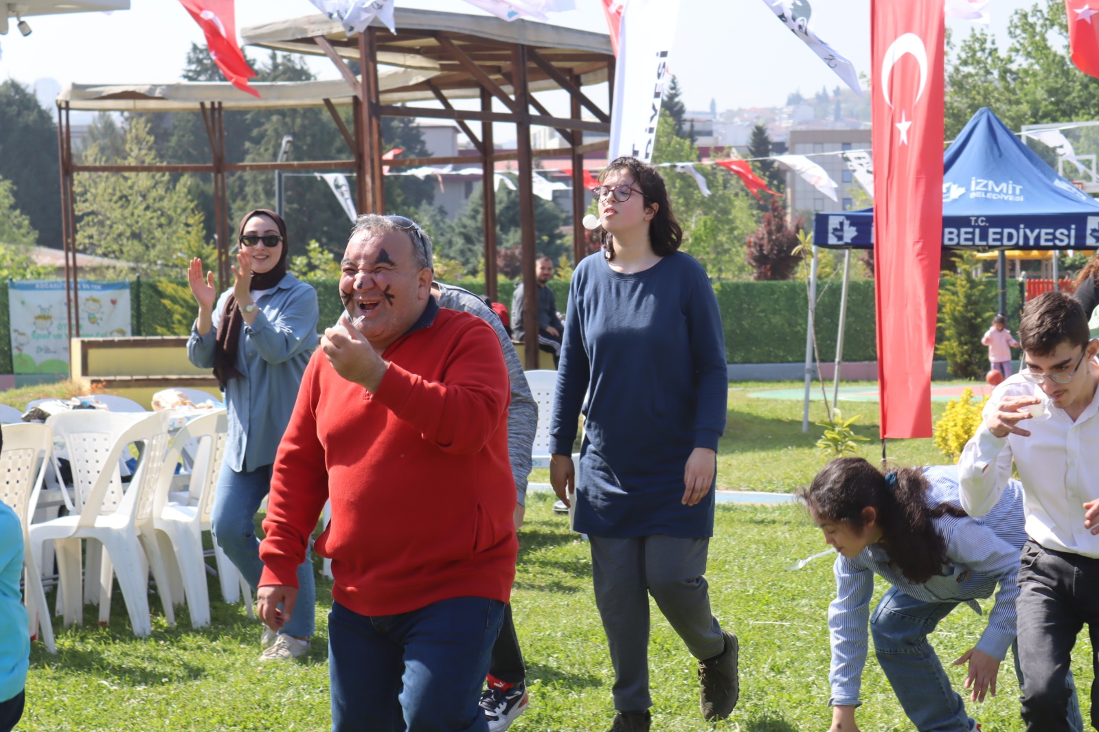 Otizm Spor Ve Yasam Evi'nde çocuklar ve aileler gönüllerince eglendi (7)