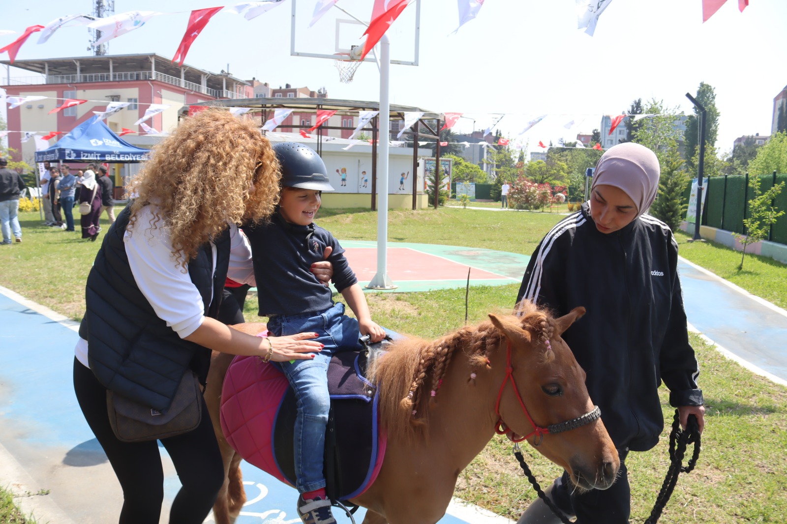 Otizm Spor Ve Yasam Evi'nde çocuklar ve aileler gönüllerince eglendi (8)