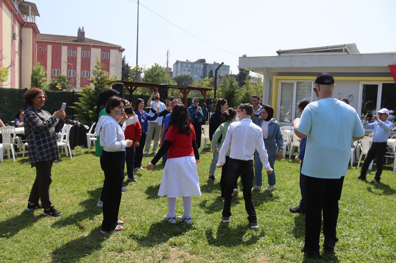 Otizm Spor Ve Yasam Evi'nde çocuklar ve aileler gönüllerince eglendi (9)