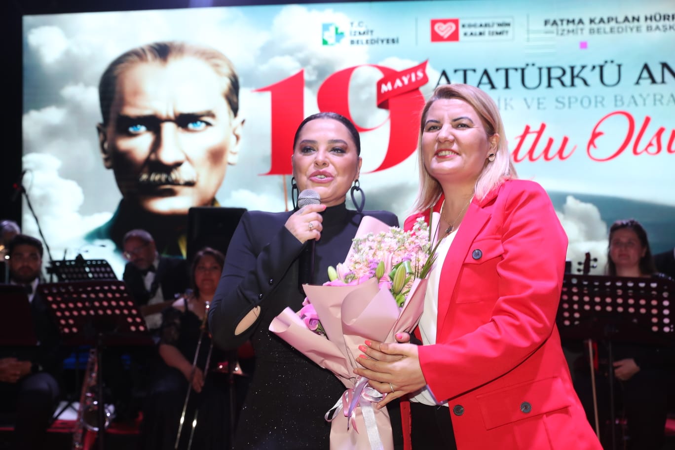 Başkan Hürriyet'ten çiçek takdimi